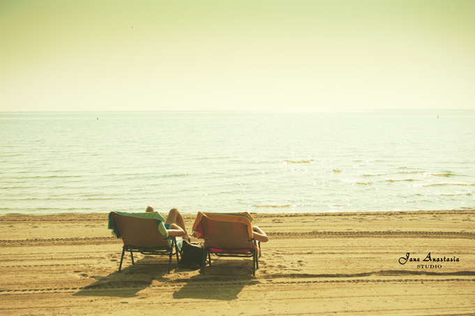 _JAS7586-WEB-Two-People-on-a-beach