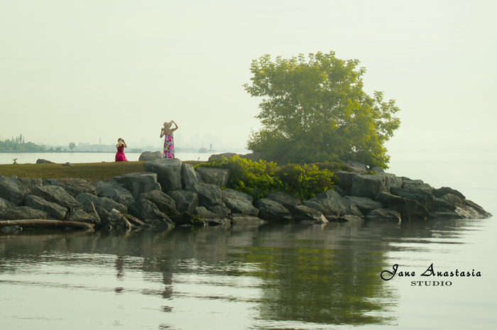 _JAS5989-WEB-Posing-at-the-lake